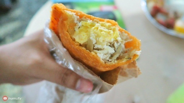 'Philippines Street Food - ILOCOS EMPANADA (Hot and Yummy!)'