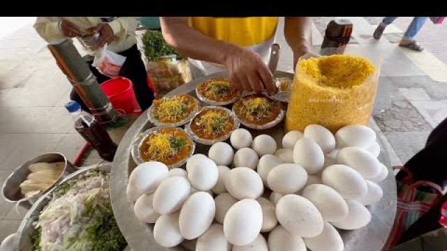 'Kolkata\'s Famous Egg Ghugni at Railway Station | Indian Street Food'