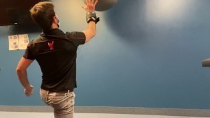 'Exercices de proprioception avec ballon + poids au poignet / Lancers au mur'