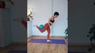 'FITNESS/PILATES • 3 exercices pour tonifier les fessiers • avec un petit ballon'