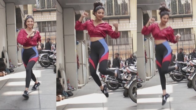 'Shilpa Shetty JUMPS During Fitness Sh00t'