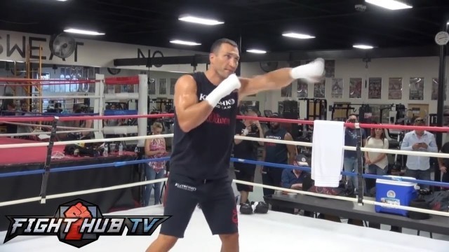 'WLADIMIR KLITSCHO FULL BOXING WORKOUT (KLITSCHKO TRAINING & SHOWING OFF SLICK MOVEMENT)'