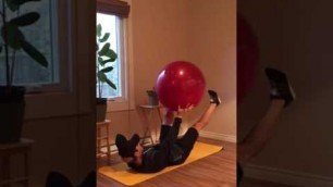 'Bel Âge - Exercice d\'intérieur # 5 - Exercices d\'abdominaux avec ballon'