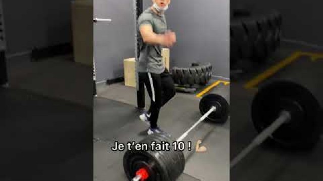 'Il regarde un Twerk avant de soulever une barre à 300KG #shorts'