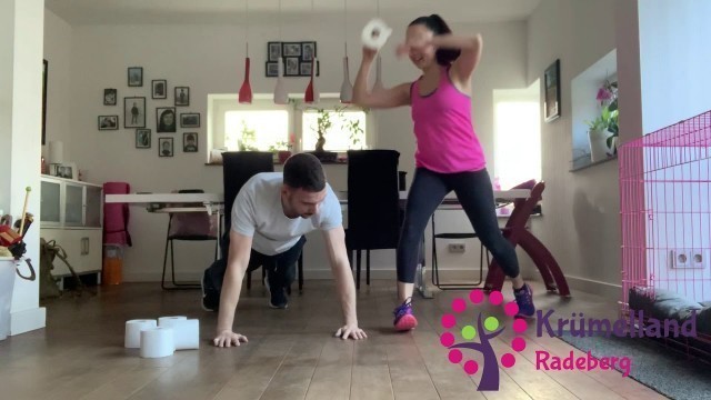 'Toilet Paper Workout | Ganzkörpertraining | Couple Fitness Goals | Krümelland Radeberg'