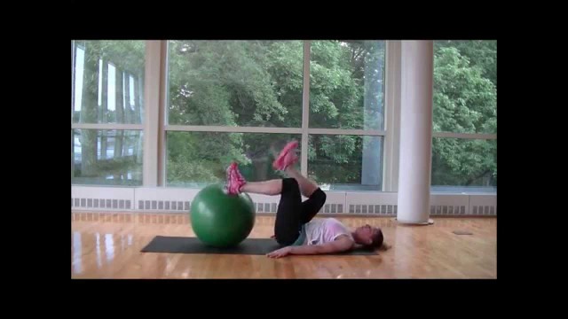 'Quick 5-minute stability ball workout with Jackie Lebeau'