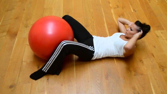 'Relevé de buste avec rotation avec ballon - Par Guide-Musculation'