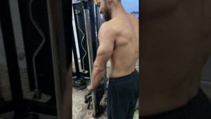 'INSANE ALIEN CUTTING ON BACK  TRICEPS EXERCISE  4x20,15,10,8 #fitnessfreak #gymlife'