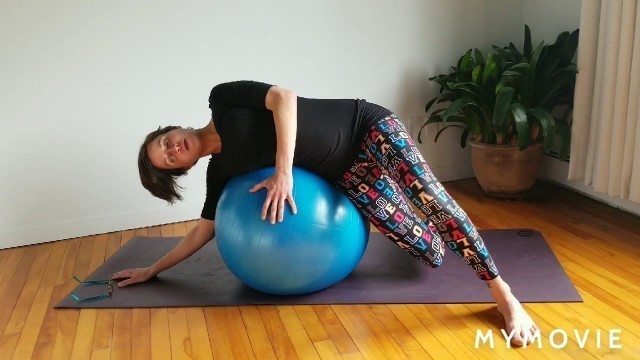 'Exercices pour augmenter la mobilité de la cage thoracique sur un ballon'