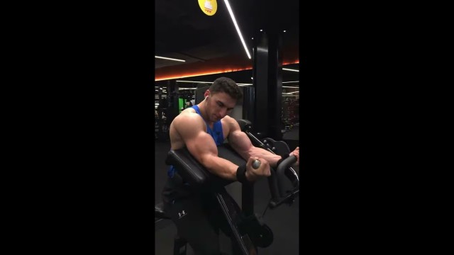 'En iyi ön kol hareketi - Biceps Curl Machine'