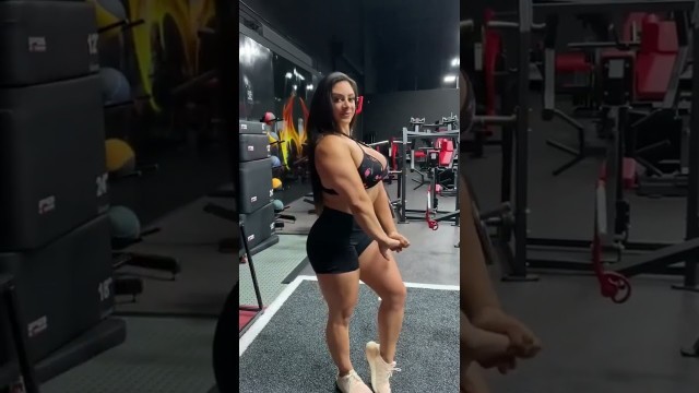 'BEAUTIFUL FEMALE BODYBUILDER FITNESS MODEL GYM WORKOUT #SHORTS VIDEO#shorts #love #whatsapp #fbb'