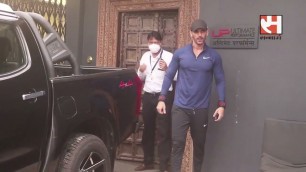 'John Abraham seen outside gym:जिम के बाहर नजर आए जॉन अब्राहम'