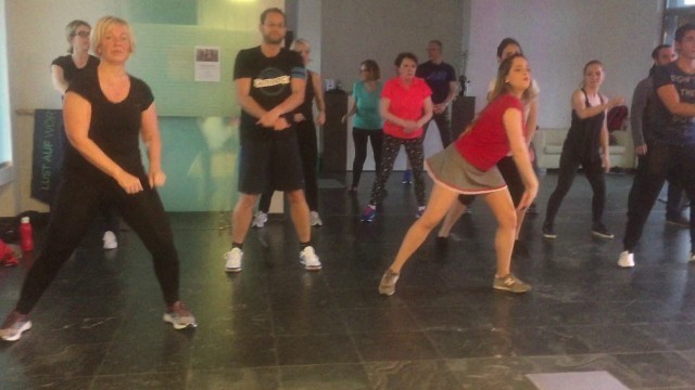 'Fit and Happy - Axé Dance Fitness, mit Juliana Mendes'