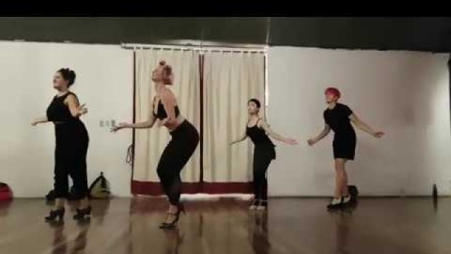 'Beginner Burlesque Dance with Lady Josephine (\"I Just Wanna Make Love to You\" by Etta James)'