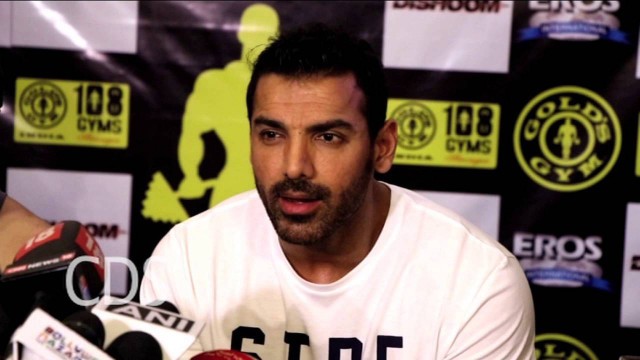 'John Abraham Shares Fitness Tips With Varun Dhawan At Dishoom Promotion !!'