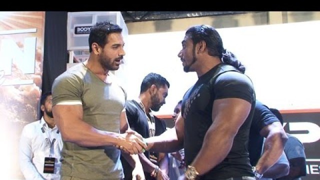 'John Abraham At Gym Training Bodybuilders In Workout'