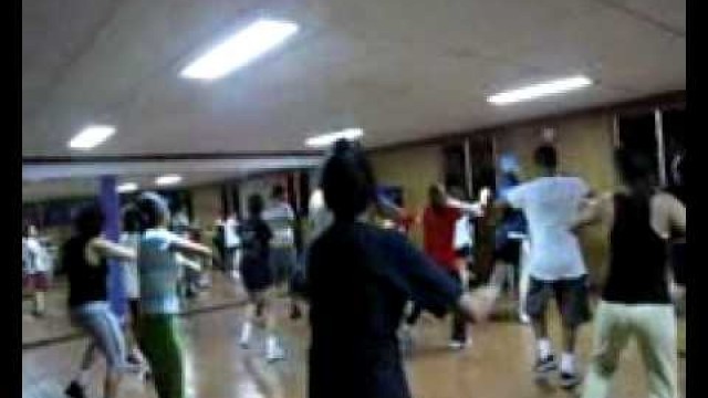 'Clase de Baile con Música de Dadi yanke!! En Zone Fitness Gym, El Salvador.'