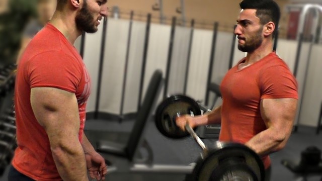 'IRI BICEPS VE GÖĞÜS KASLARI IÇIN ANTRENMAN /  ÖN KOL GENIŞLETMEK Shredded Brothers'